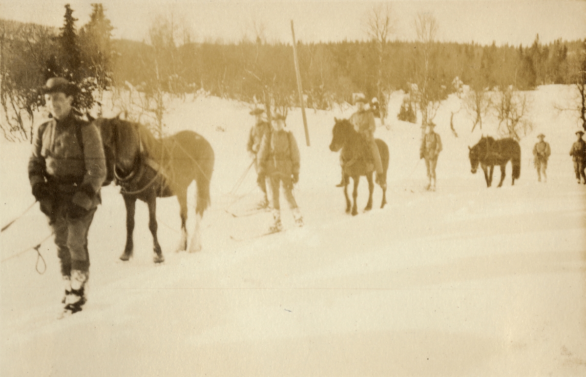Text i fotoalbum: "Aspirantskolans vinterövningar i Björnänge febr.-mars 1926. En dag tolkade vi till Tännforsen och tillbaka".