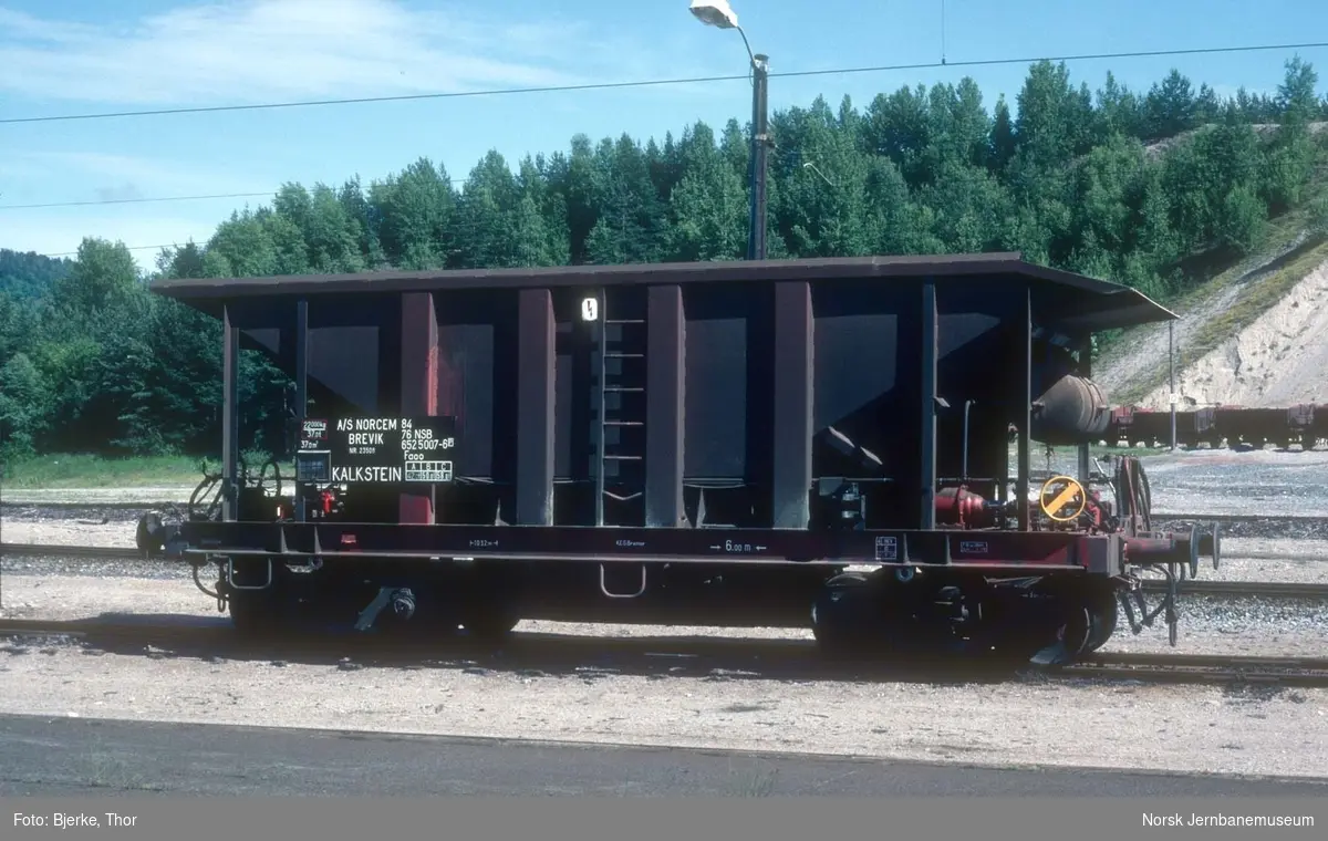 Bunntømmingsvogn litra Faoo nr.  652 0007 for kalktogene til A/S Norcem - foto på Eidanger stasjon