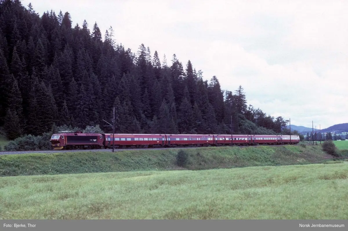 Ekspresstog 41 fra Oslo til Trondheim til Oslo ved Søberg, trukket av elektrisk lokomotiv El 17 2222