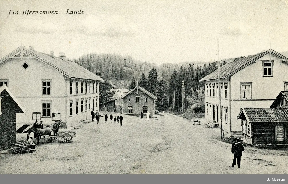 Postkort sendt til Kari G. Myhre.  Biletet viser Bjervamoen i Lunde