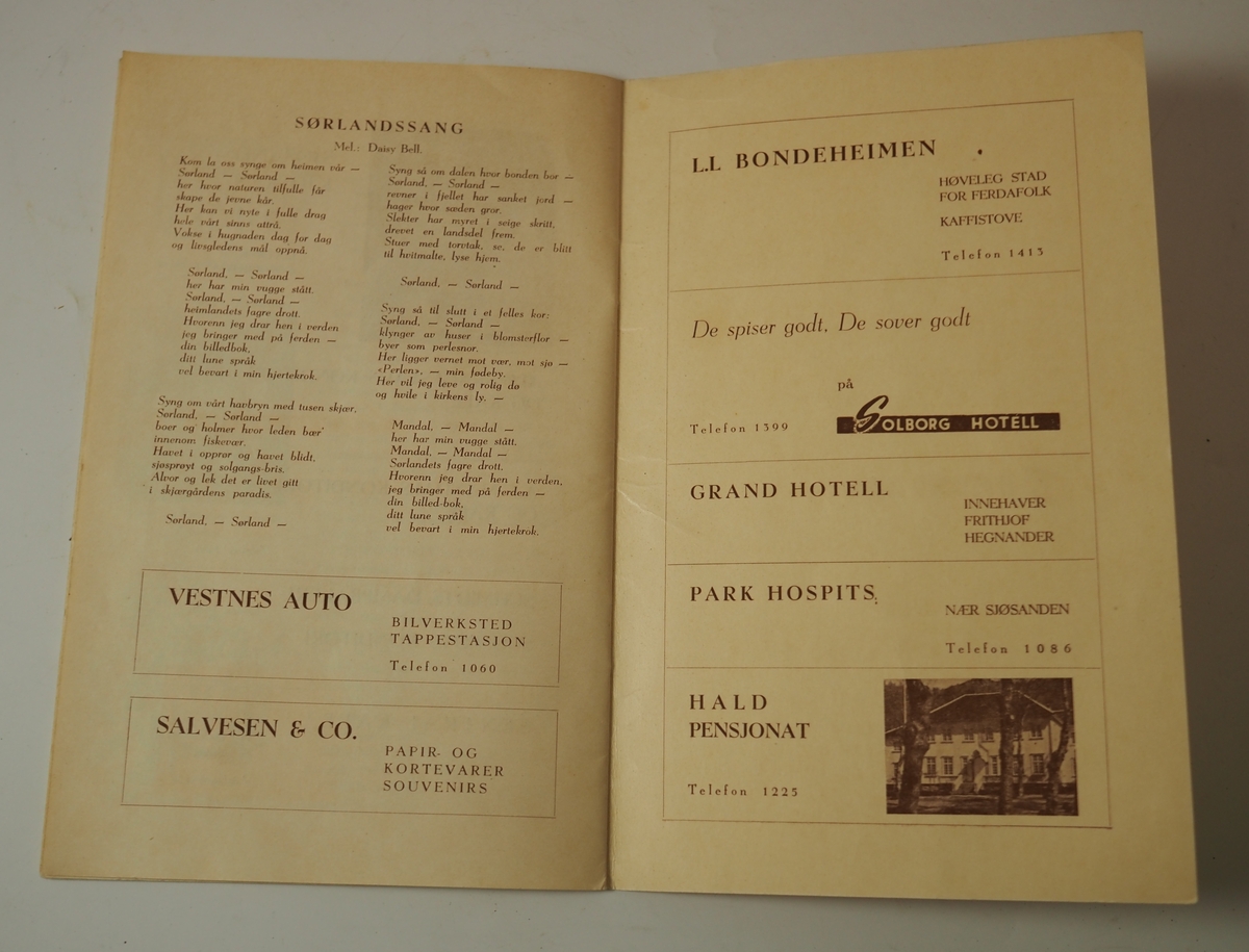 Turisthefte for Mandal by fra 1951. Innholder informasjon om Mandal, kart over byen og annonser for noen av byens bedrifter.