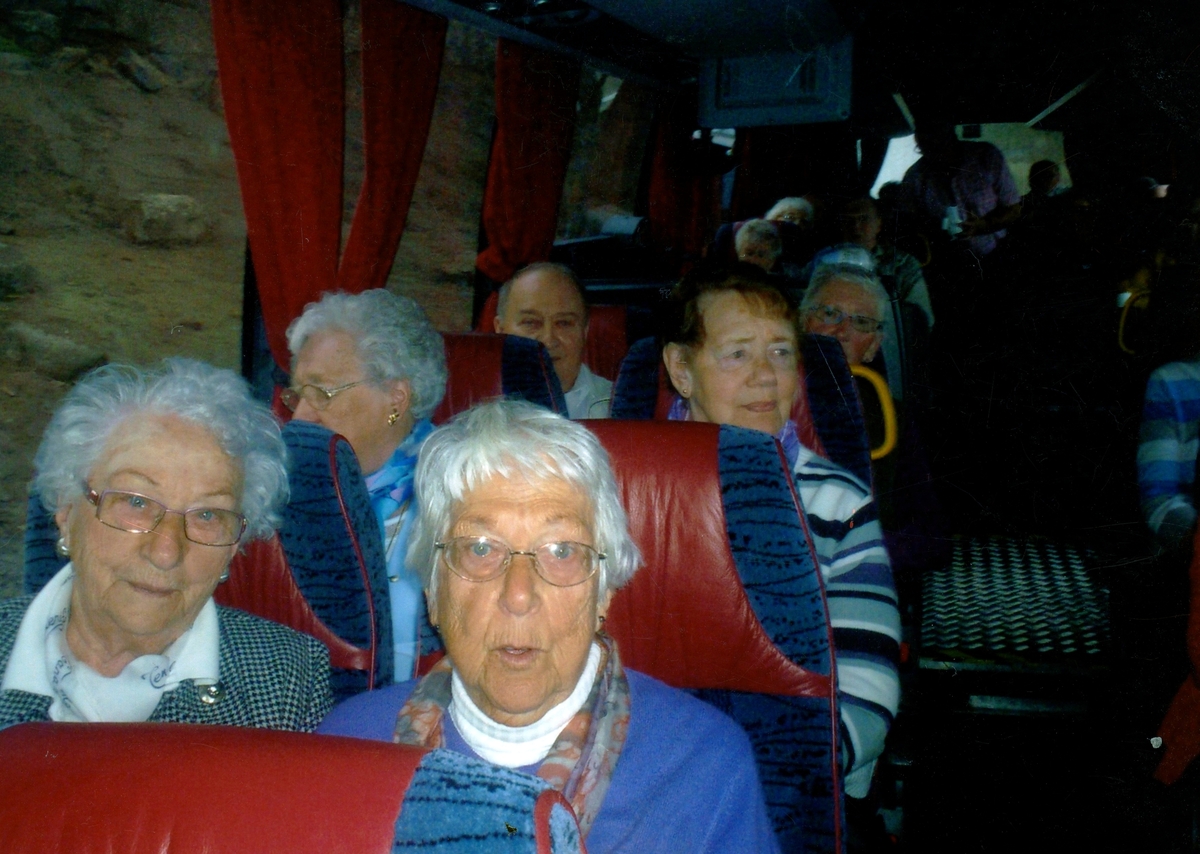 PRO Kållered är på utflykt till Bohuslän, 2000-tal. Sittandes i bussen, främst från vänster: Asta Carlsson och Eivor Bjerrhede.