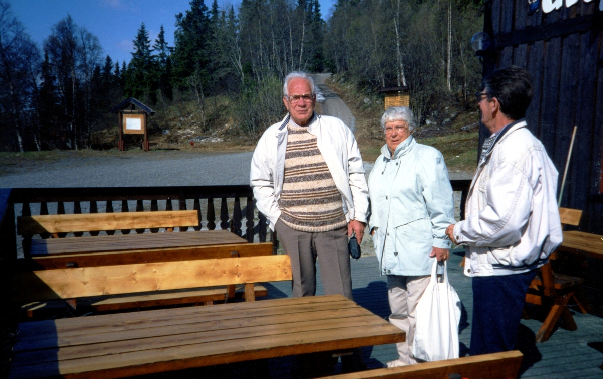PRO Kållered är på utflykt till Bohuslän, 2000-tal. Från vänster: Ragnar Andersson och Eivor Bjerrhede. Okänd man till höger.