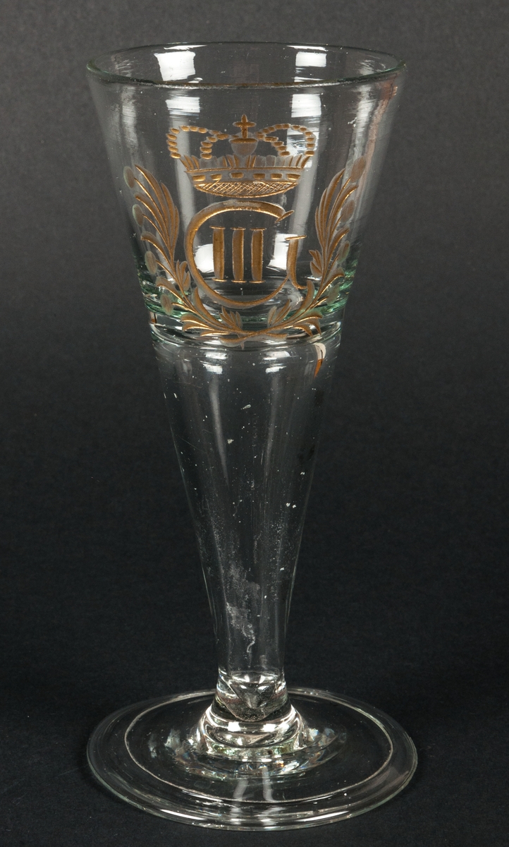 Brännvinsglas, 4 st, graverat och förgyllt: Gustaf III:s krönta namnschiffer.
Ett glas söndrigt.