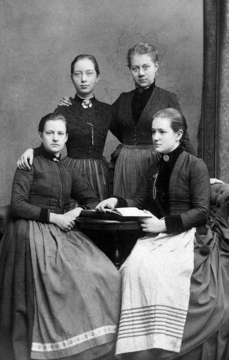 Stående från vänster: Karin Möller, Sigrid Hill, (född von Sydow), 
Sittande från vänster: Agnes Sandberg, Maggie Lindquist, (född Hill)