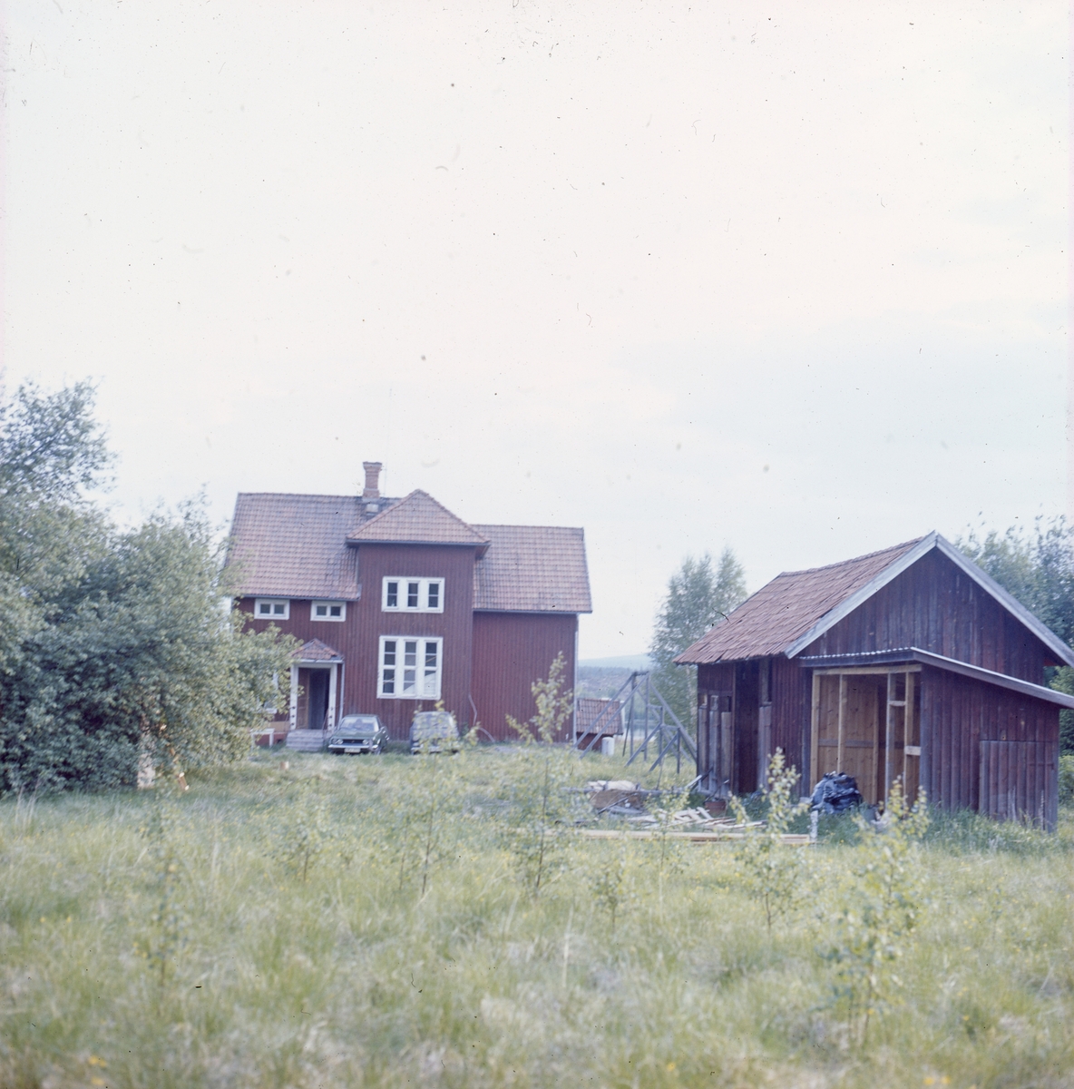 Bilden föreställer den skola som silversmeden Rosa Taikon och hennes man Bernd Janusch köpte kring 1970. Paret byggde om skolan till silververkstad och bostad. De flyttade till skolan i Flor, Ytterhogdal år 1973.