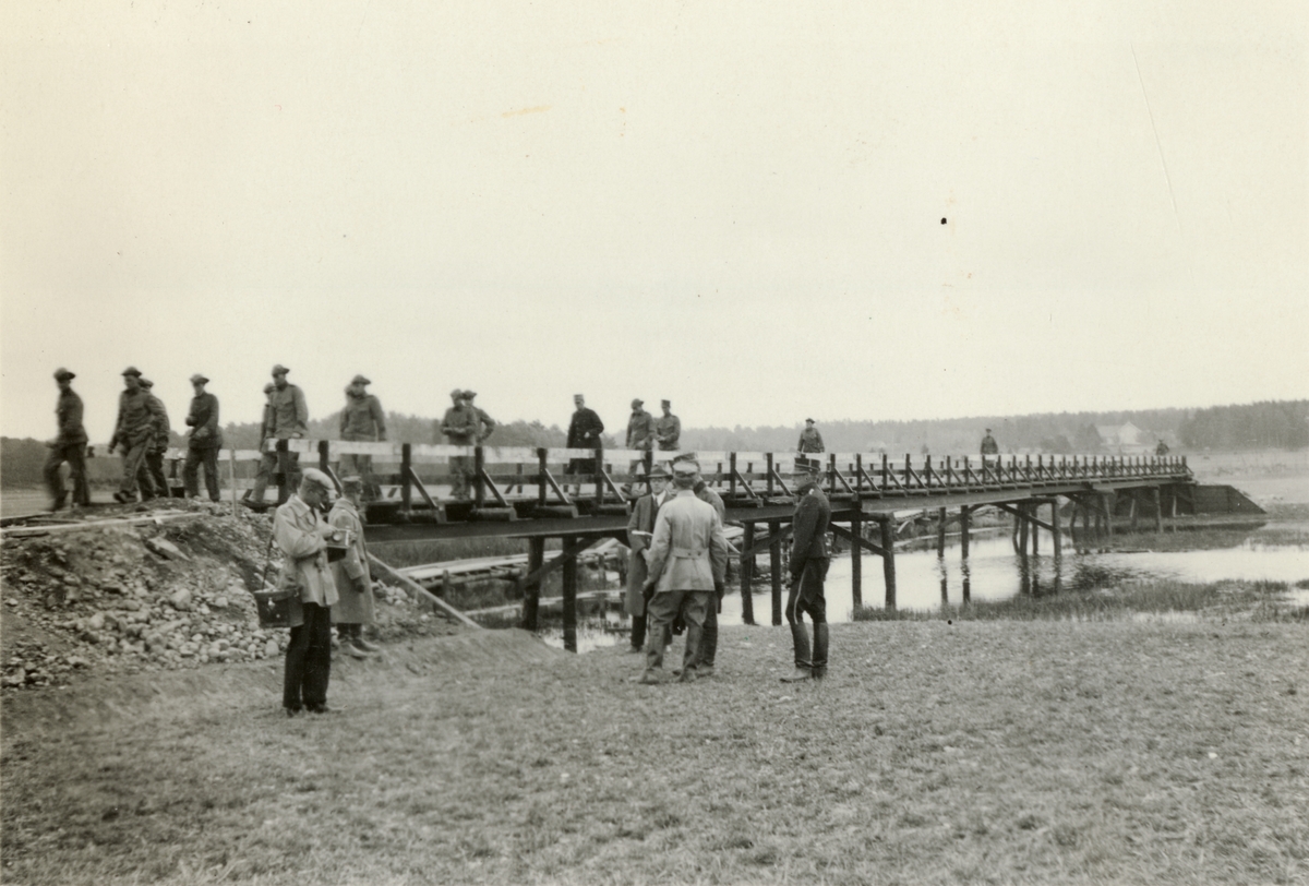 Text i fotoalbum: "Brobyggnad i Storvreta under mötet 1931. Så här såg sedan den färdiga bron ut".