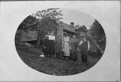 Familiebilete frå garden Eikås sør for Bjoa, ca. 1917. Frå v