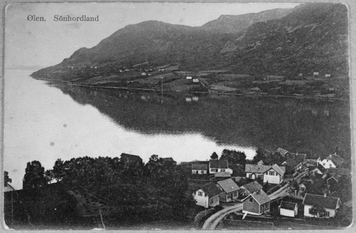 Postkort med landskapsmotiv frå Ølensjøen sett mot nord, 1915. Hamre, Kåtabø og Stangaland i bakgrunnen.