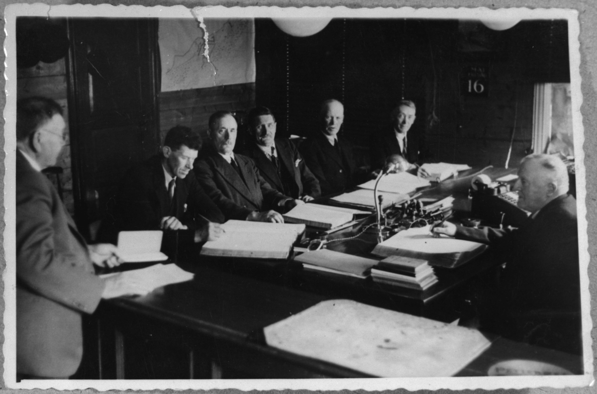 Styremøte i Ølen Sparebank, 1946. Frå venstre: Halvard H. Haugland, Johan Heggebø, Osmund Skålnes, Tobias Kvalvik, Endre Eide, Kristen Urdal og Tørres T. Heggen.