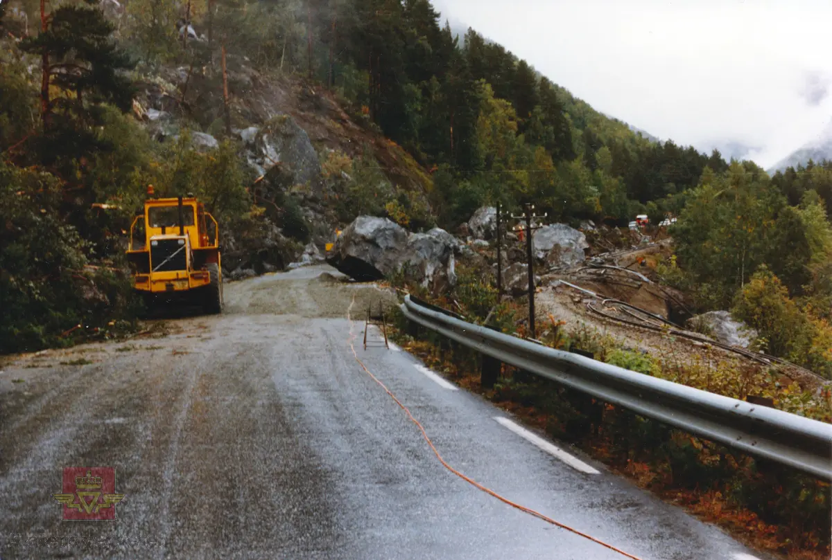 Steinras 18. september 1986 kl. 0700 på Europaveg 69 i Mongeura ved Skiri i Romsdalen.

Utrasingen var på et par tusen kubikk, og veg og jernbane fikk stygg medfart. Enkeltblokker var store som hus - opptil flere hundre kubikk. 200 meter av europavegen ble rammet.

Vegdekket ble helt ødelagt, men på mindre enn ti timer greide vegmester Sæter og hans folk å rydde. Steinblokkene ble sprengt bort og vegen ble "rekonstruert" med grusing og høvling. Etter 14 dager var strekningen asfaltert, og ytterligere en uke senere var 220 meter nytt rekkverk og oppmerking på plass.

(Kilde: Statens vegvesen i Møre og Romsdal sitt interne magasin "Veg og Virke" nr. 4/1986.)