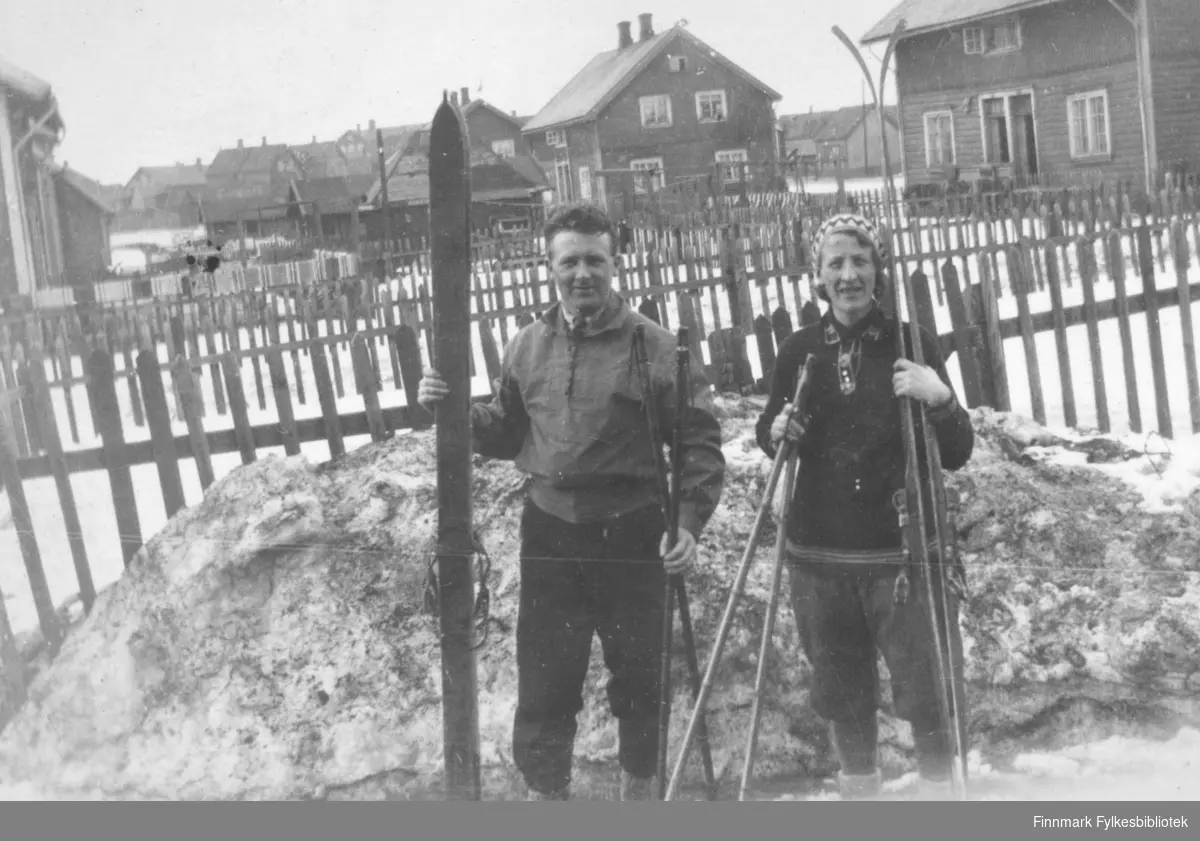 Jan Yttergård og Peggy Yttergård på vei eller ferdig med skituren i Kirkenes før krigen.