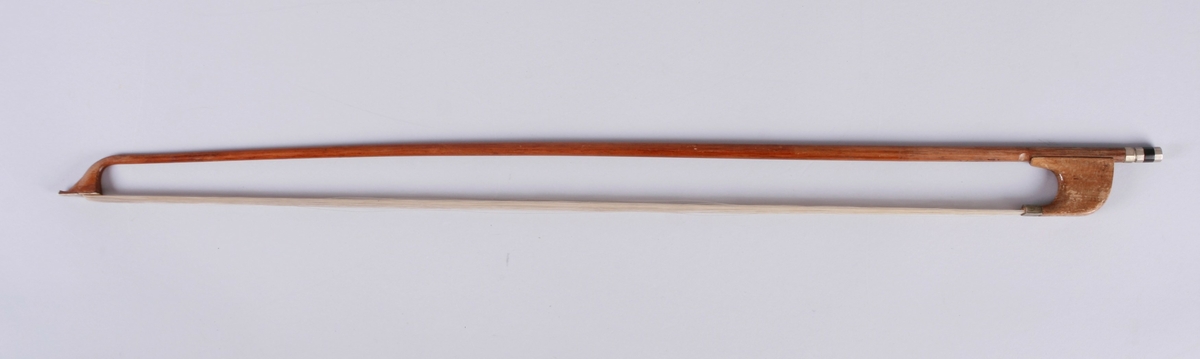 Bue i lyst tre. Perlemorskyver, 8 - kantet skrue i metall og ibenholt, med perlemorsøyne.