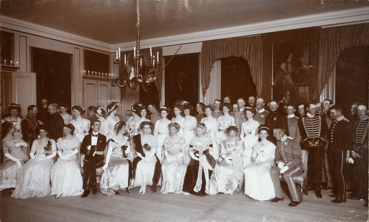 Text i fotoalbum: "Bal våren 1910. Prins Wilhelm och prinsessa Maria bland gästarna".