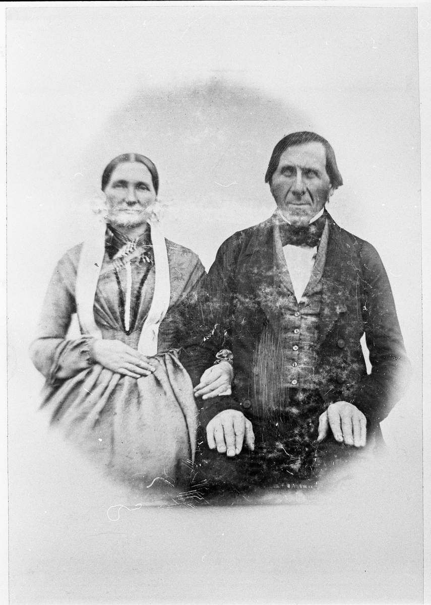 Portrett  ca. 1855 av ekteparet Ole Pedersen Næss (1799-1867) fra Næss i Fåberg, og Anne Matea Olsdatter Appelsvold (1812-1880). 
Daguerrotypi avfotografert av O.Sveen, Toten, ca. 1895 (kfr. TM-R78.029.12).