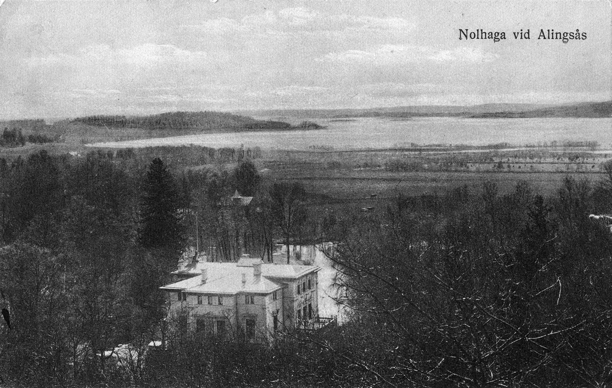 Vykort med Nolhaga slott i förgrunden och sjön Mjörn i bakgrunden, däremellan träd och ängar. Fotografiet taget från Nolhaga berg.