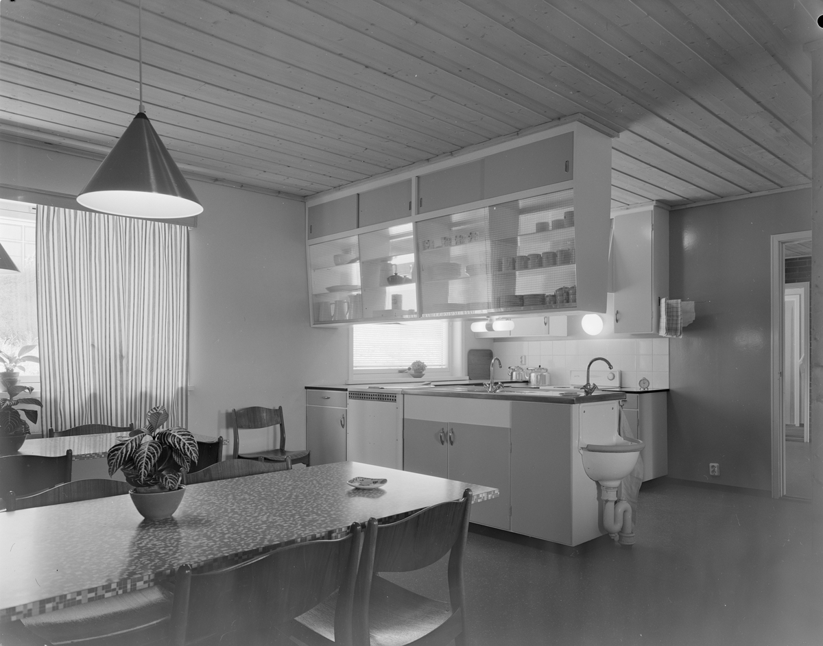 Heddy Astrups hus, "Marka". Et spisebord og kjøkken på Bakkebø hjem og arbeidsskole.