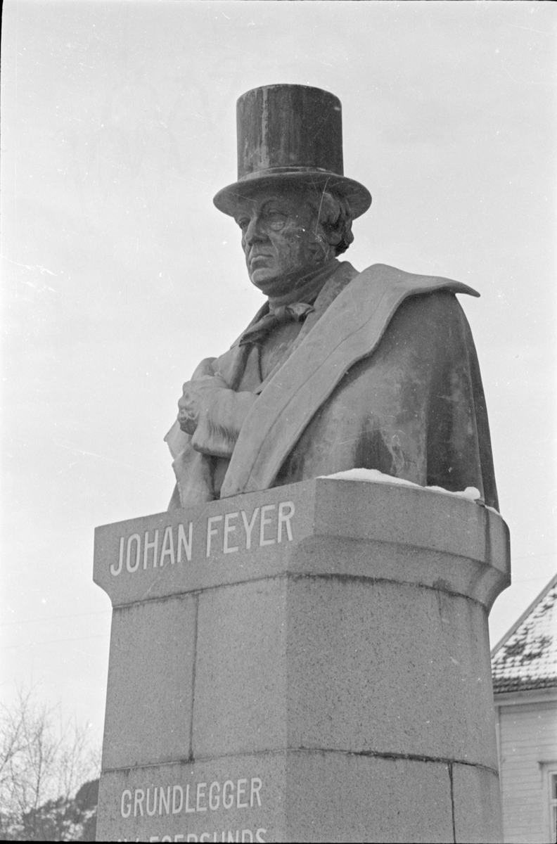 Byste av Johan Feyer på Fabrikkplassen i Egersund.
