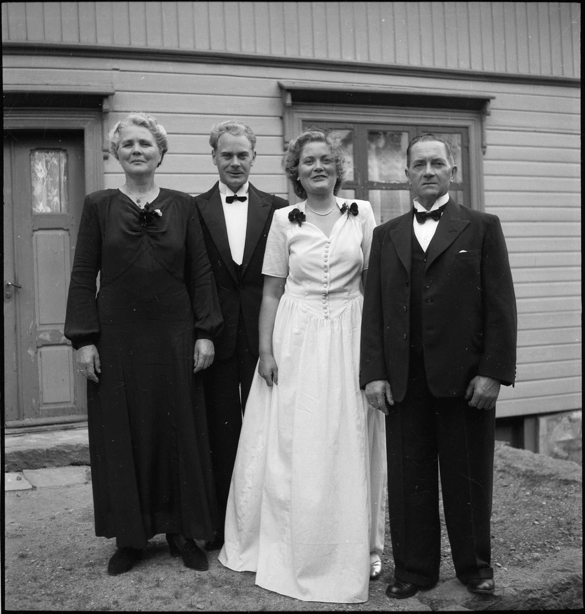 Bilder fra et bryllup og brudgommen med hans familie.