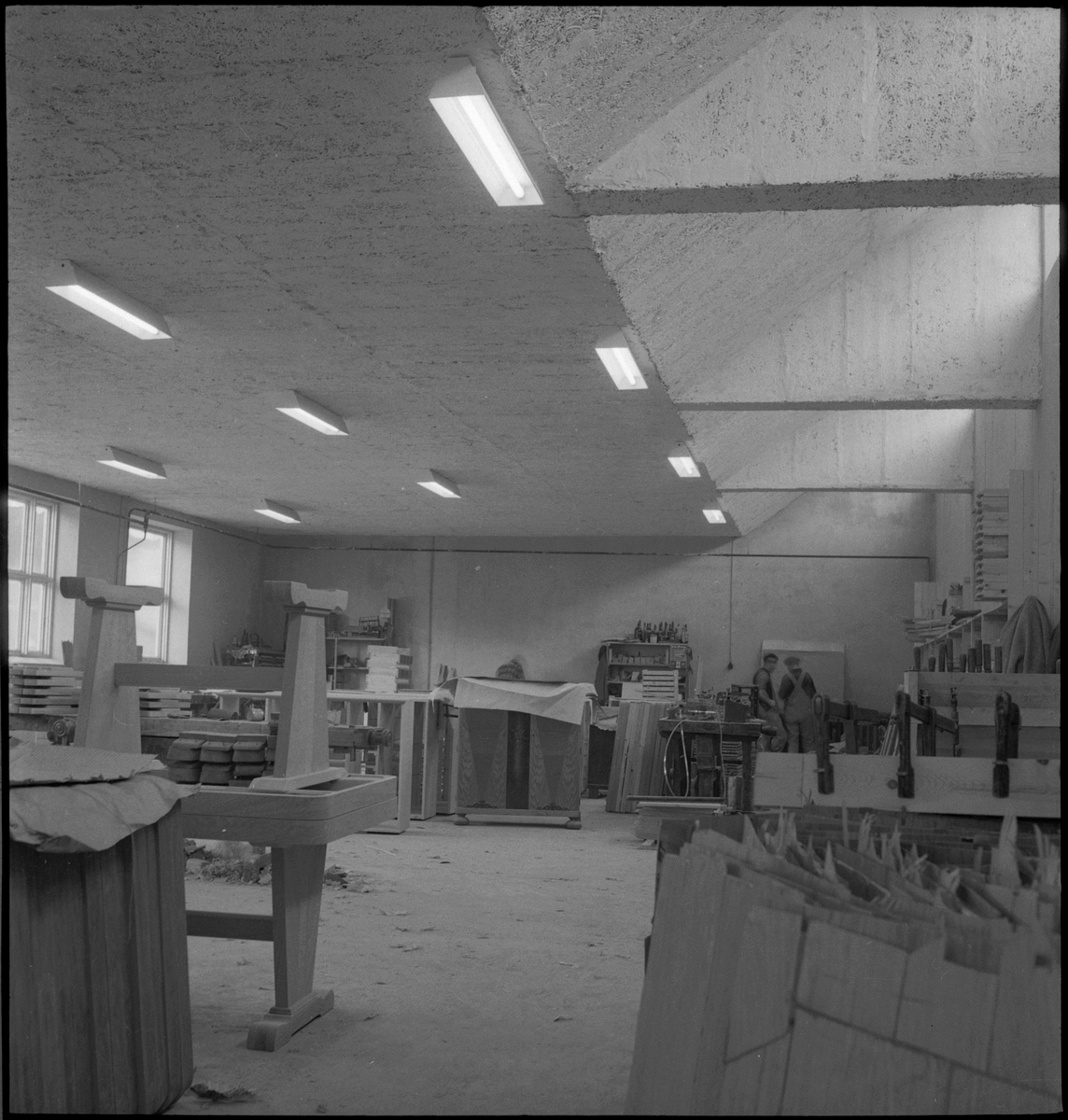 Fra verkstedene på "L. Jacobsens Møbelsnekkeri", i Egersund. Møbelsnekkere arbeider med tre og tekstiler.