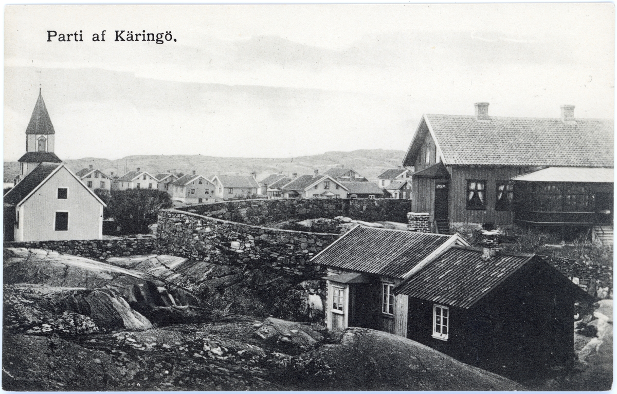 Tryckt text på kortet: "Parti af Käringö".
"FÖRLAG: AXEL E. HANSSON & C:O". 
Noterat på kortet: "Troligen taget 12/8 1925".
