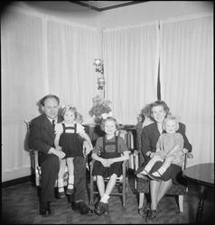 Pastor Reigstad, med kone og tre døtre. Det er bilder av fam