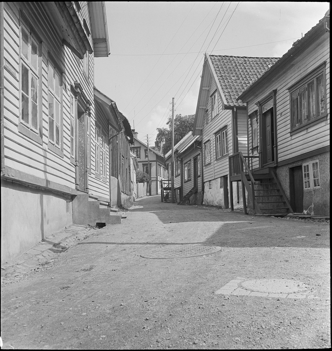En gate omgitt av trehus i Egersund sentrum.