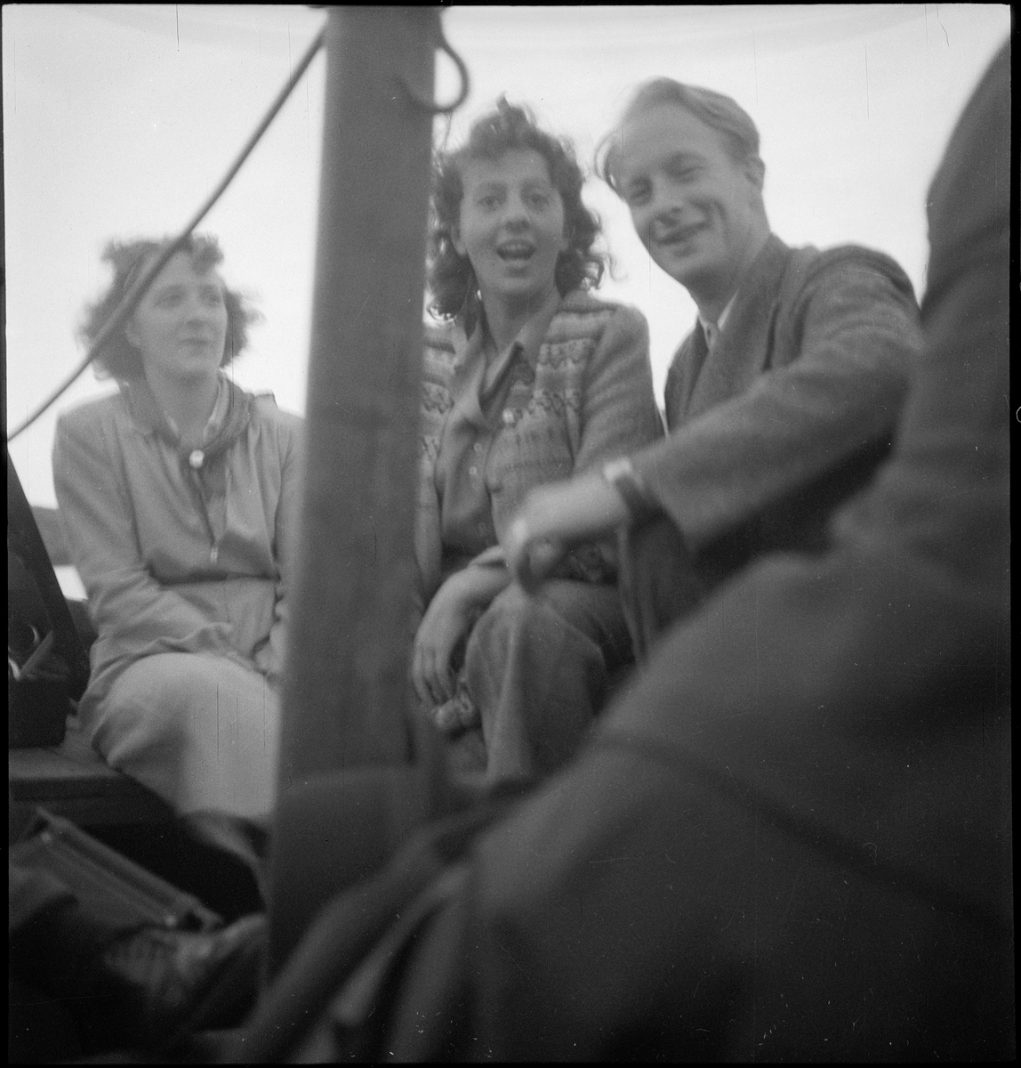 En vennegjeng er samlet for å feire Sankthans i Egersund. De er på båttur og sitter på en brygge vendt mot Lindøya.