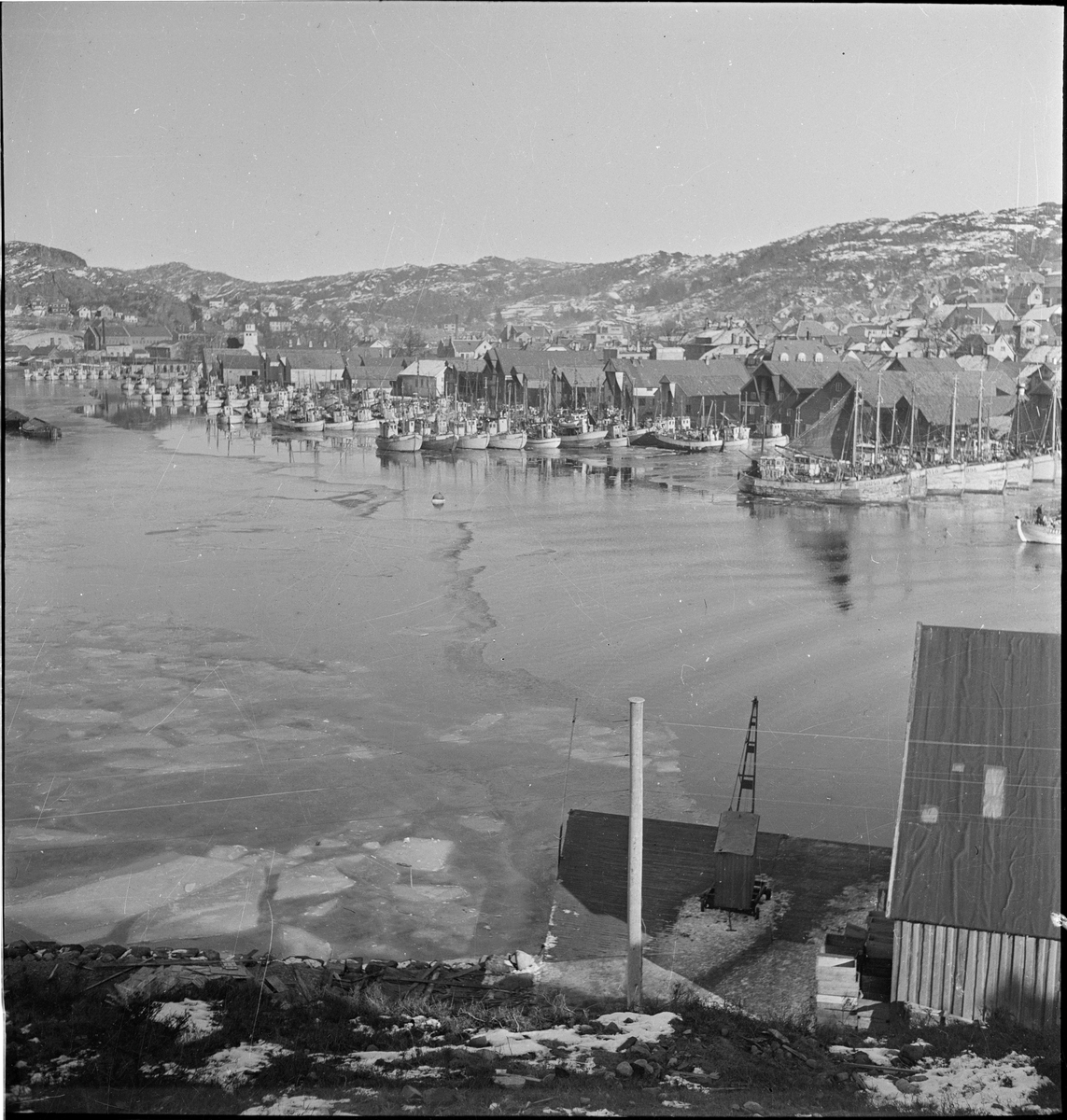 Fiskebåter ankret opp i Vågen, Egersund. Sett fra Kontrari. Det er is på Vågen.