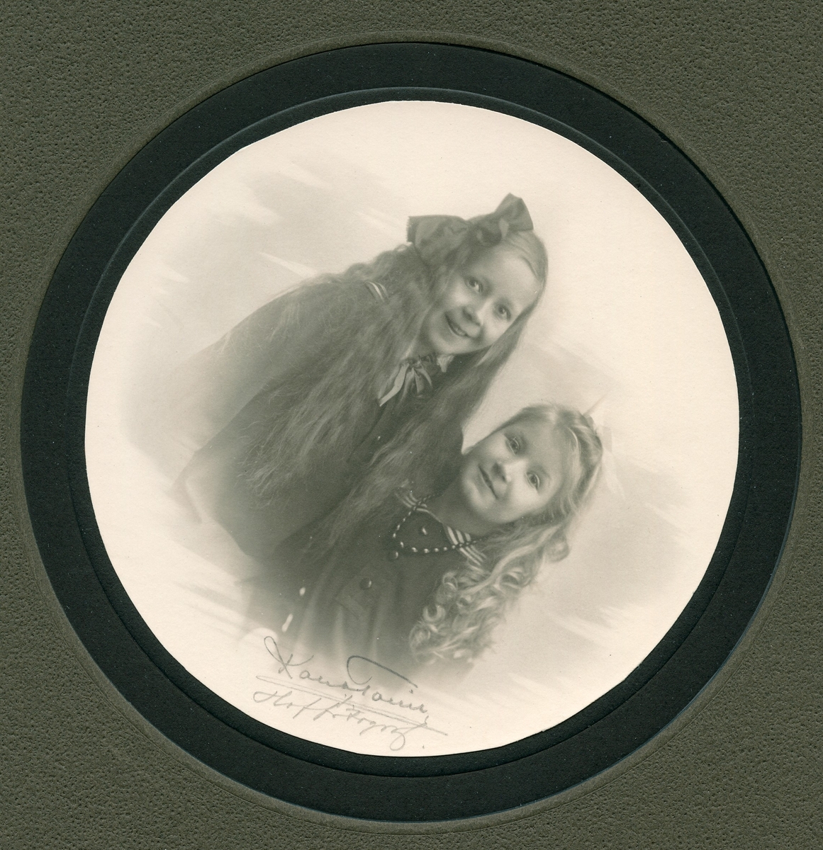 Porträtt av två flickor i sjämansklänning.