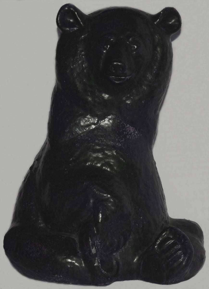 Figur eller skulptur formgiven av Lillemor Mannerheim vid Rörstrands. Titeln är Björn. Figuren tillverkades i stengods i 100 exemplar.
