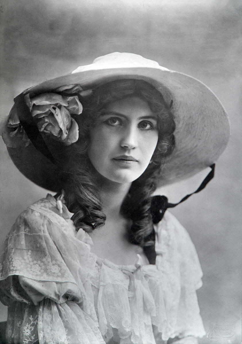 Portrait of Kirsten Flagstad in the role as Germaine in The clocks of Cornville, 1913.