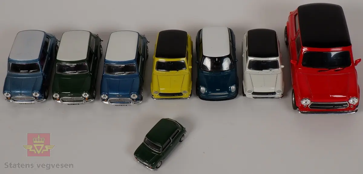 Åtte miniatyrbiler av Mini Cooper. Bilene har ulike farger og har hovedfargene gul, grønn, blå, hvit og rød. Bilene er laget av metall med understell og detaljer i plast. Miniatyrene er laget av to forskjellige produsenter og størrelsene er forskjellige.