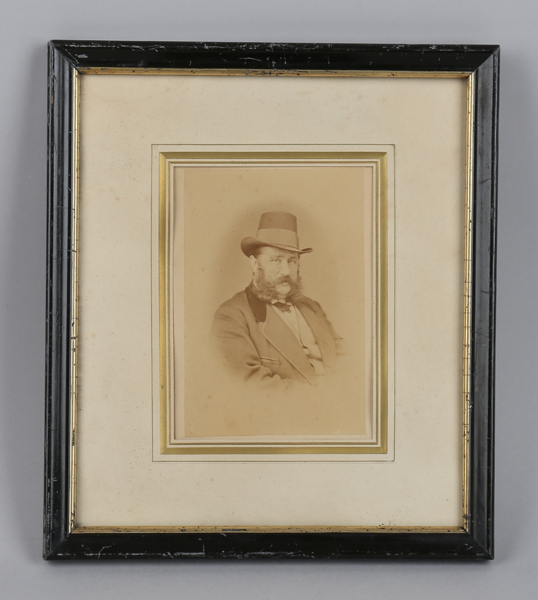 Brystportrett av Johan Wilhelm Olsen, ikledd hatt og frakk. Ansiktet er vendt mot fotografen.