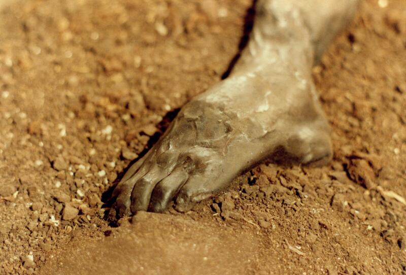Foto av foten til Grauballemannen som var et naturlig mumifisert skjelett funnet i en myr i Danmark