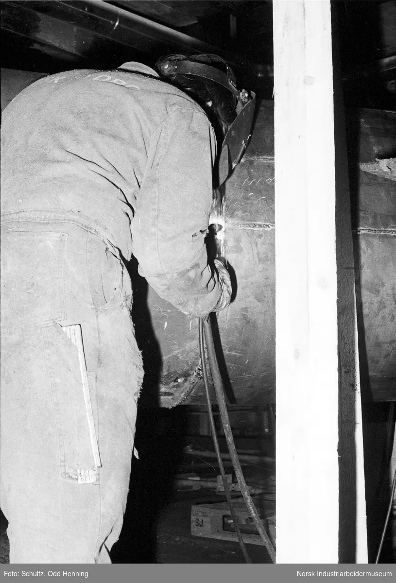 Noen menn driver med reparasjonsarbeider på fabrikken for ammoniumnitrat i fellesferien.