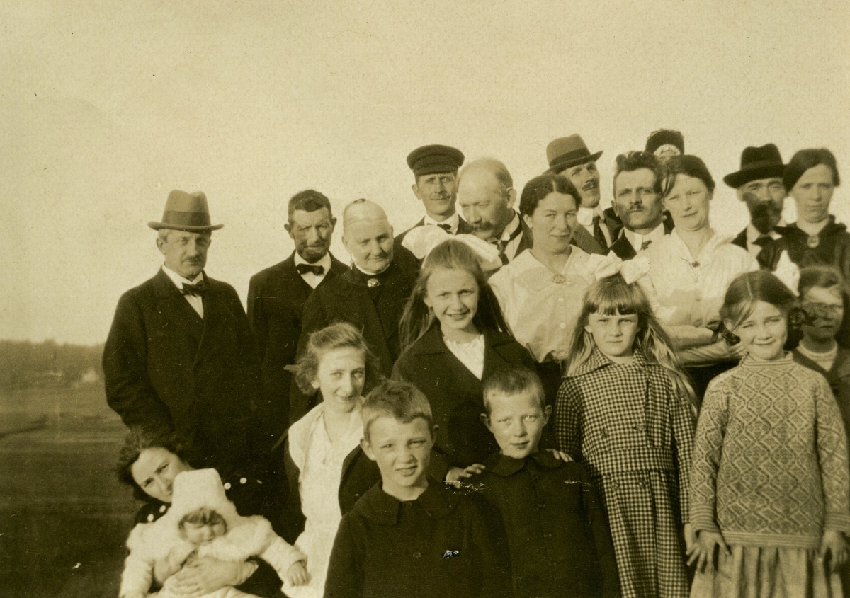 Sommargäster och boende vid Livered "Majas" cirka 1920. Vägen är nuvarande Streteredsvägen. Här ses bland annat Emma Andersson, Karl Andersson, Davida Karlsson (gift Johansson) och Karin Andersson.