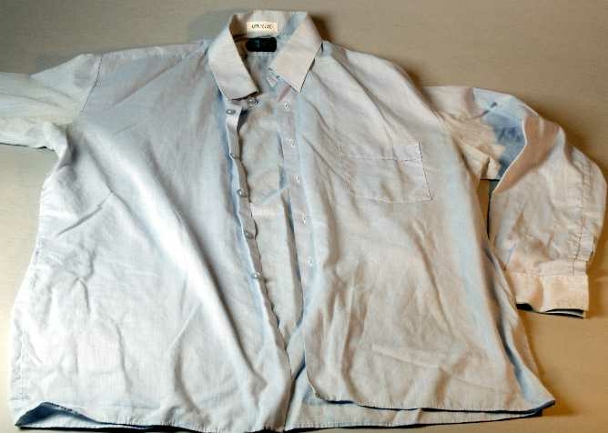Skjorta med randig struktur av ljusblå bomull. Långa ärmar. Bröstficka. Märkt: De Luxe, MADE IN SWEDEN.