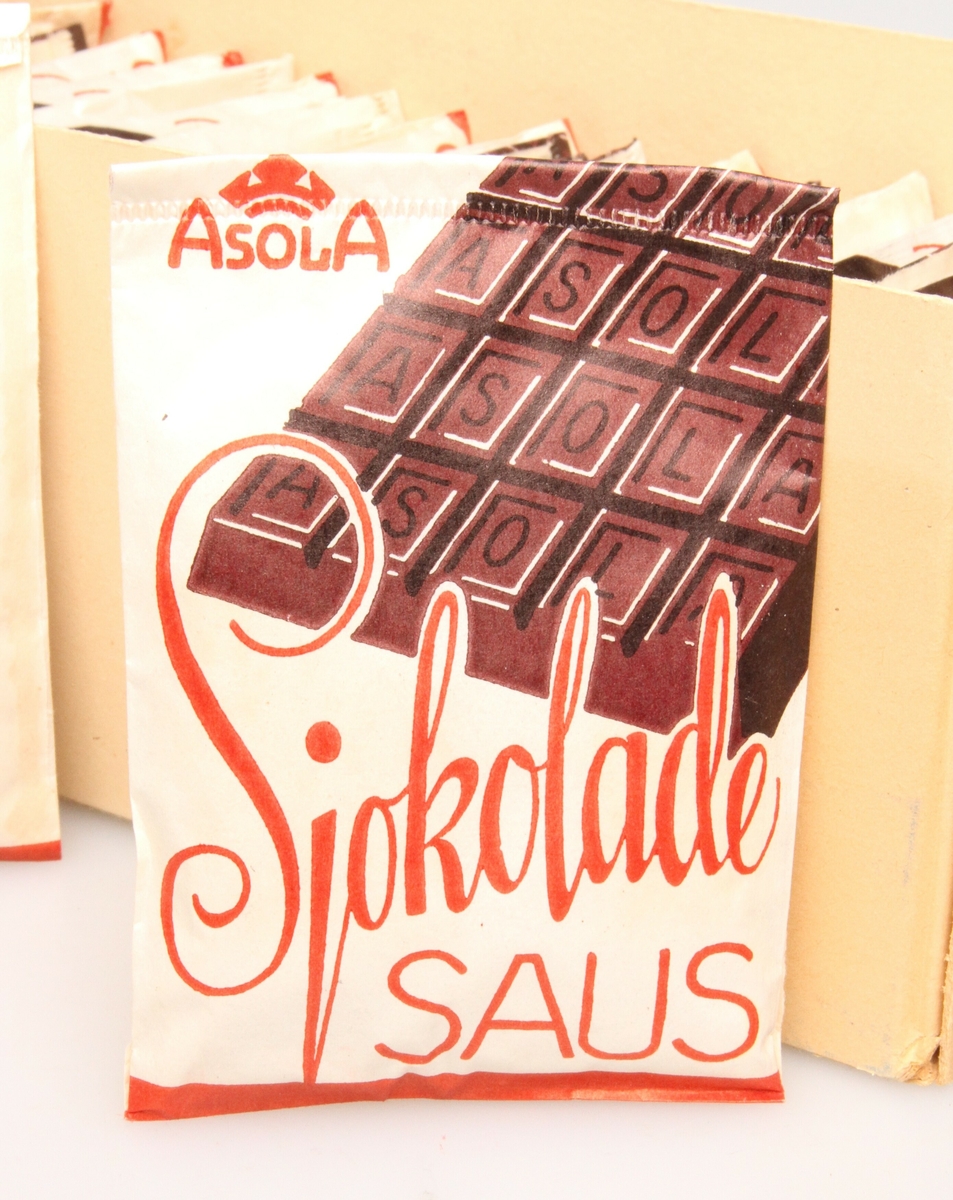 Pappeske med poser til koking av sjokoladesaus. Produsert av Asola Chokoladefabrikk a/s. Se også EKM-01820. 
