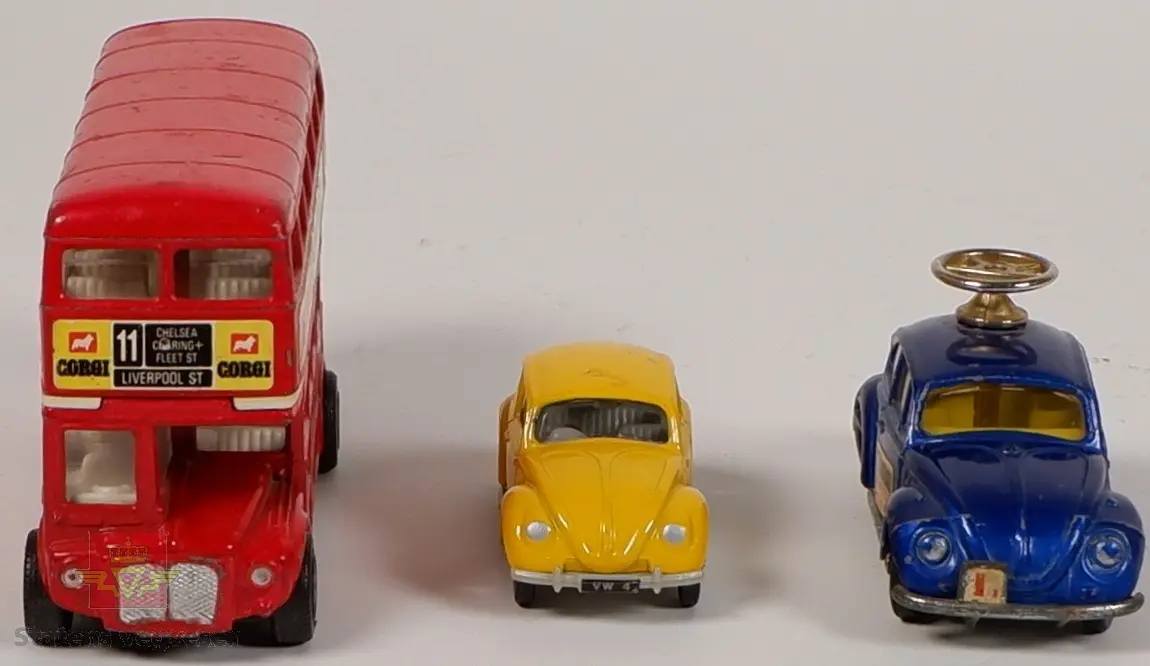 Tre miniatyrbiler i forskjellige farger. To av bilene er Volkswagen Type 1, og den tredje bilen er en Londonbuss. Har hovedfargene gul, rød og blå. Bilene er laget hovedsakelig i metall med understell og detaljer i plast.