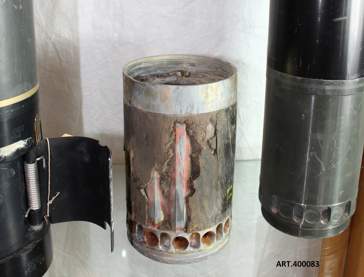 Testgranat  som omhändertagits efter avfyrning från 12cm GRK 1998.
Målsökande granat avsedd för bekämpning av stridsvagn.
