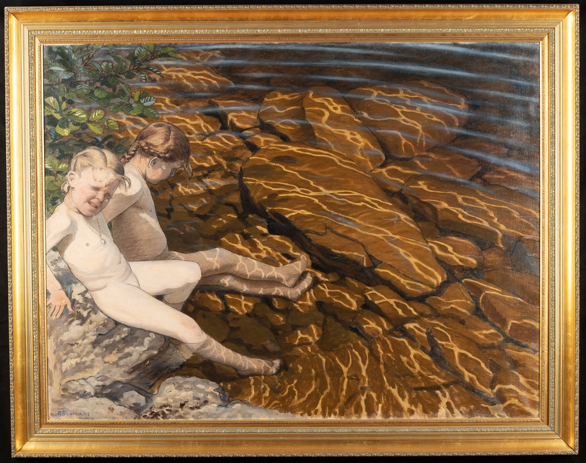 Målningen visar upp en vattenyta sedd snett uppifrån. Till vänster i bild sitter två flickor på en sten med benen i vattnet. Barnen är nakna, den ena flickan kisar mot betraktaren. Genom vattnet ljusets spel över den steniga sjöbottnen. 
Liggande format.