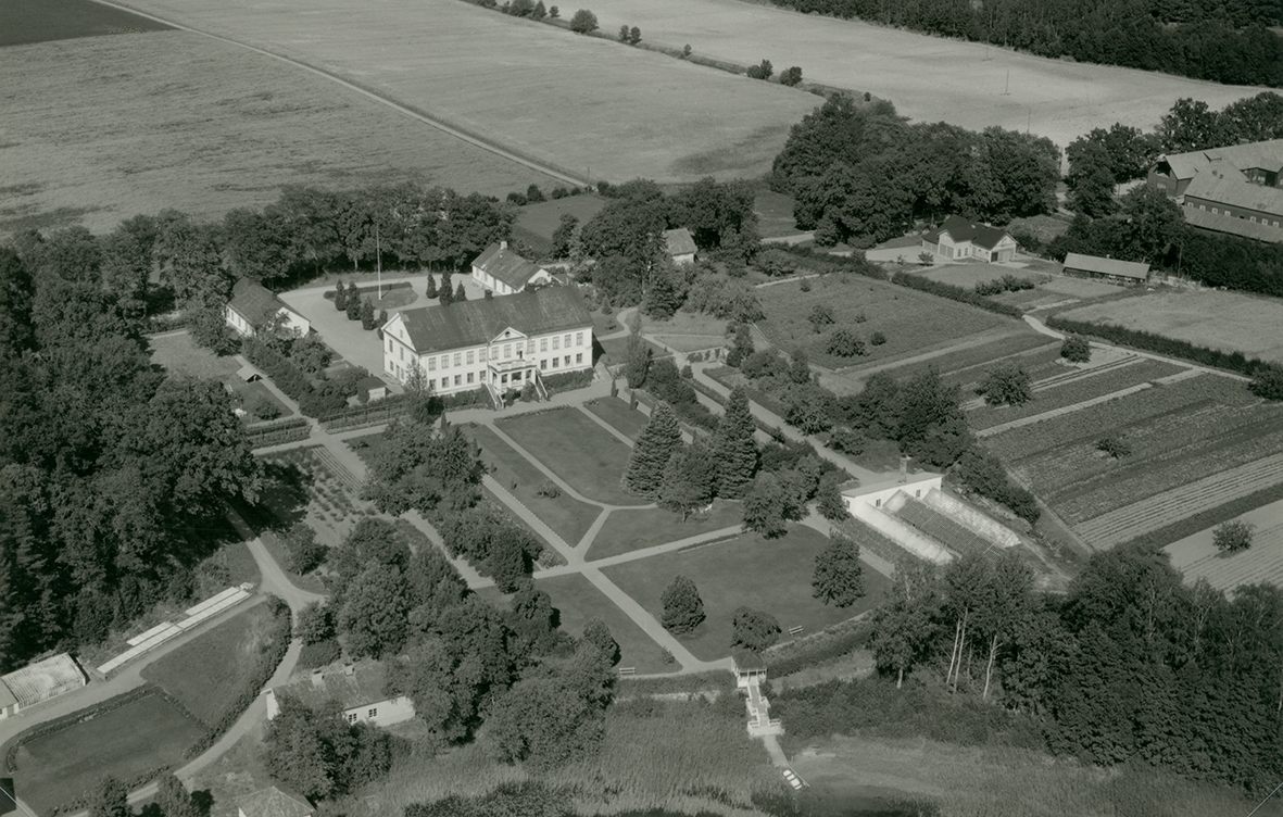 Flygfoto över Odensviholm herrgård. De två bilderna visar dels den obeskurna kopian, dels det beskurna vykort som blev resultatet.