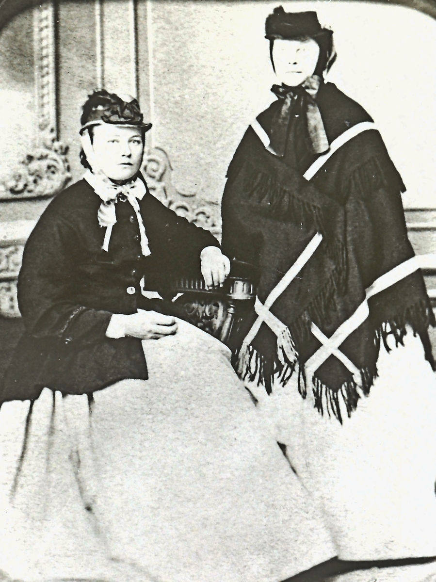 To jenter med datidens moter. Anne Lovise Boserud f. 1844 (g Jarness) og Olava Omholt (f Jarness).  Informant Hans Grette