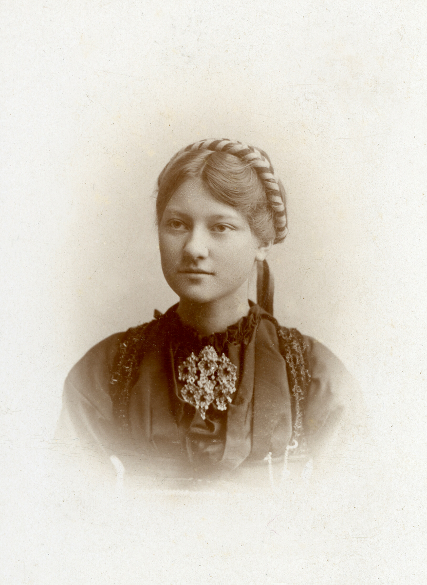 Portrettfoto av Aslaug Staurheim, frå Sauland, gift i Bø