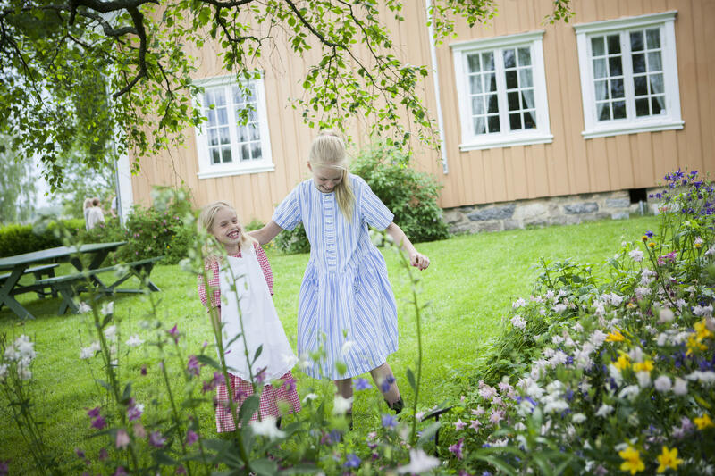 Jenter i hagen, Tuva og Amanda Bauer Malerstuen (Foto/Photo)