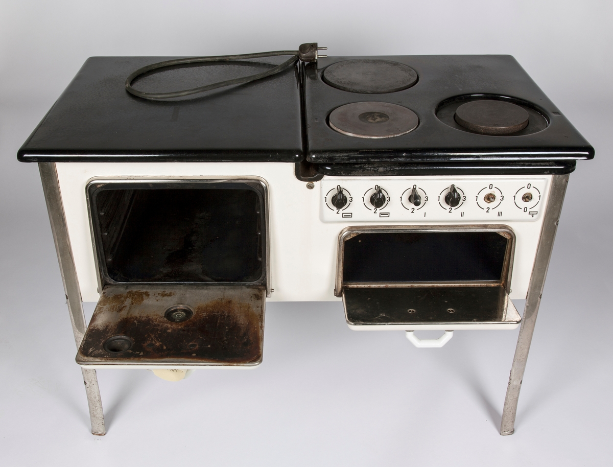Elektrisk komfyr med tre plater, varmeskap og stekeovn.