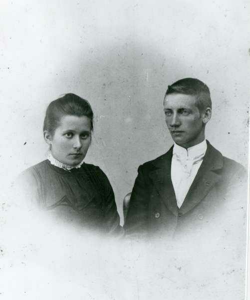 Ekteparet Elise Lind og Martin Karlsen. Hun fra Strengelvåg, han fra Stø i Øksnes. 