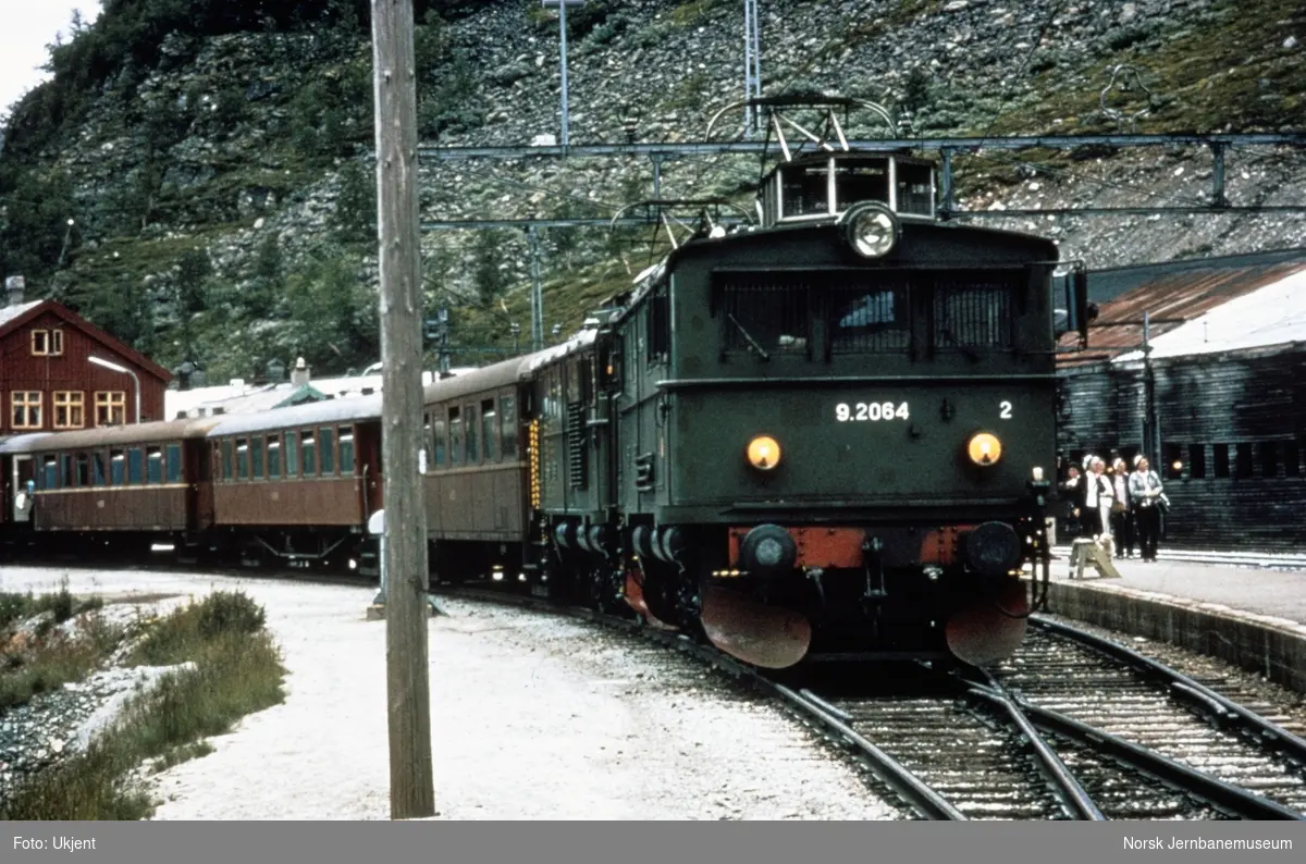 Elektrisk lokomotiv El 9 2064 med persontog fra Flåm på Myrdal stasjon