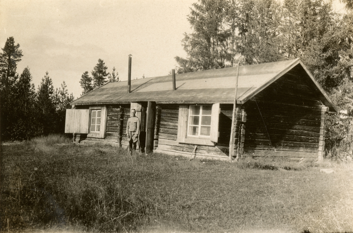 Text i fotoalbum: "Sommarövningar i Lit aug. 1929. Kolkashyddan".